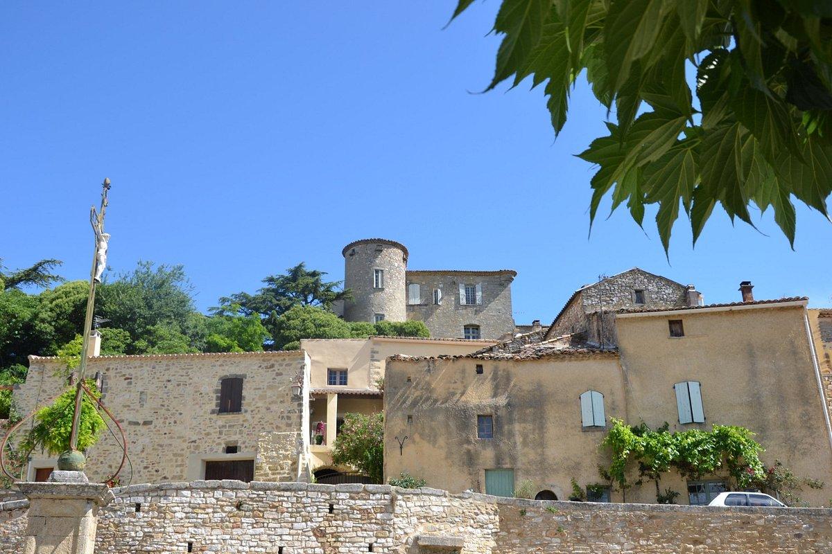 Vue panoramique des toits en tuiles et du paysage de La Bastide d'Engras