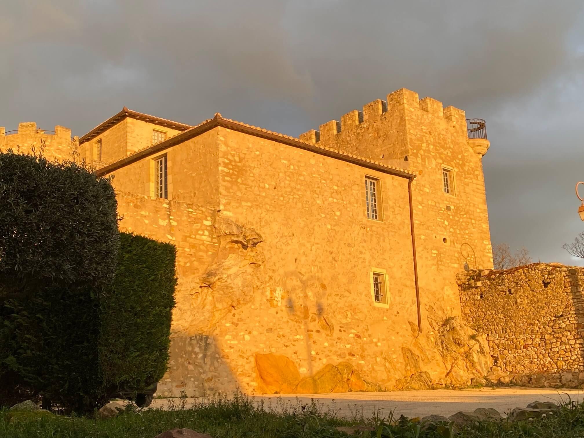 La Tour de l'Horloge et les ruelles en pierre du village sous le soleil