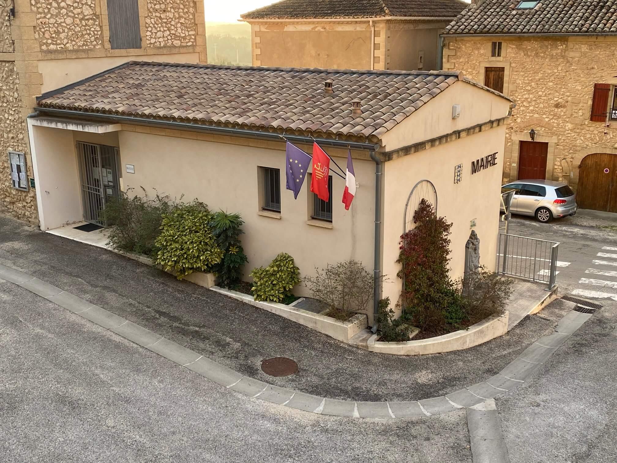 Façade en pierres dorées et patrimoine préservé de la commune