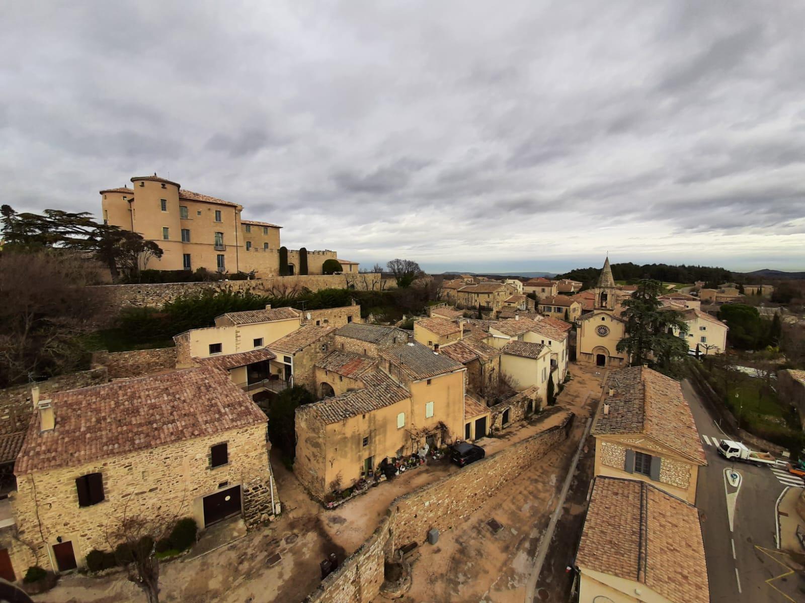 Façade en pierres dorées et patrimoine préservé de la commune